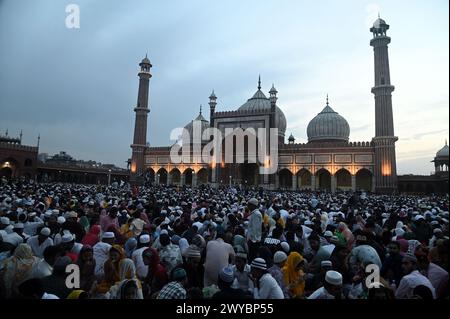 Delhi, Neu-Delhi, Indien. April 2024. Msulims essen ihr Iftar ( Bereaking of Fasten ) während der letzten freitagsgebete des heiligen Fastenmonats Ramadan in Jama Masjid in den alten Vierteln von Delhi, Indien am 5. April 2024 (Credit Image: © Deep Nair/ZUMA Press Wire) NUR REDAKTIONELLE VERWENDUNG! Nicht für kommerzielle ZWECKE! Stockfoto