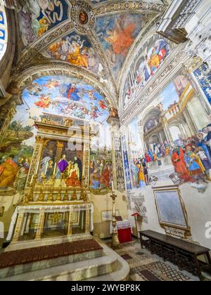 Die Carafa-Kapelle mit Fresken, die St. Maria und St. Thomas von Aquino, erbaut im späten 15. Jahrhundert - Basilica di Santa Maria sopra Minerva - Rom, Italien Stockfoto