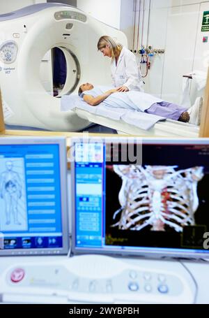 CAT-Scan (Computer-Axial-Tomographie), Radiologie, medizinische Bildgebung für die Diagnose. Krankenhaus Policlinica Gipuzkoa, San Sebastian, Donostia, Euskadi, Spanien. Stockfoto