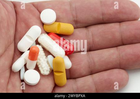 Proben von Kapseln und Tabletten, Generika, Pharmazeutische Anlage, Arzneimittelherstellung, Forschungszentrum, Apotheke, Bereich Gesundheit. Stockfoto