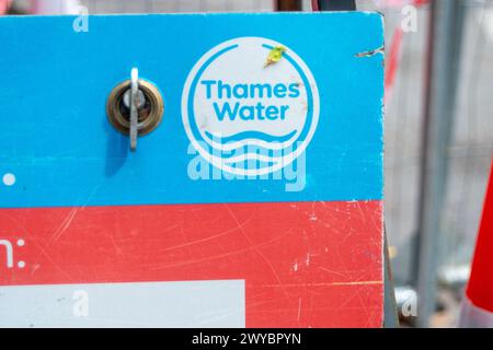 Chalfont St Peter, Großbritannien. April 2024. Ein Teil des Dorfes Chalfont St Peter bleibt für Fahrzeuge gesperrt, da Thames Water und ihre Auftragnehmer weiterhin Grundwasser und Abwasser aus Schächten im Dorf Chalfont St Peter in Buckinghamshire pumpen. Dem Vernehmen nach gibt es dort seit dem 2. Januar 2024 Wasser auf der Themse. Sieben Tanker standen heute an, um Abwasser zu entfernen. Das Wasser der Themse pumpte manchmal überschüssiges Abwasser direkt in den Fluss Misbourne, einen wertvollen Kreidefluss. Heute ist die Muttergesellschaft von Thames Water Berichten zufolge mit Schulden von in Verzug geraten Stockfoto