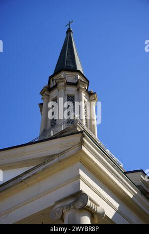 Eine dramatische, vertikale Aufnahme mit niedrigem Winkel, die den neoklassizistischen Turm und die Kuppel der ersten presbyterianischen Kirche von Pensacola in Florida fokussiert. Das Bild Stockfoto