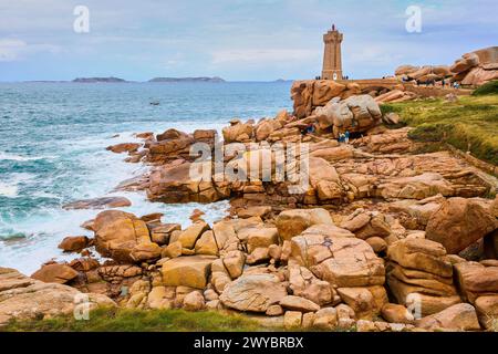 Leuchtturm Mean Ruz, Riesenfelsen an der Côte de Granit Rose (rosafarbene Granitküste), Ploumanac'h, Perros-Guirec, Bretagne, Bretagne, Bretagne, Frankreich. Stockfoto