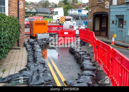 Chalfont St Peter, Großbritannien. April 2024. Ein Teil des Dorfes Chalfont St Peter bleibt für Fahrzeuge gesperrt, da Thames Water und ihre Auftragnehmer weiterhin Grundwasser und Abwasser aus Schächten im Dorf Chalfont St Peter in Buckinghamshire pumpen. Dem Vernehmen nach gibt es dort seit dem 2. Januar 2024 Wasser auf der Themse. Sieben Tanker standen heute an, um Abwasser zu entfernen. Das Wasser der Themse pumpte manchmal überschüssiges Abwasser direkt in den Fluss Misbourne, einen wertvollen Kreidefluss. Heute ist die Muttergesellschaft von Thames Water Berichten zufolge mit Schulden von in Verzug geraten Stockfoto