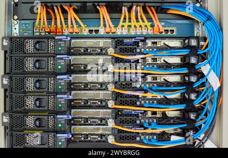 RAK-Server. Computernetzwerke. Glasfasernetzwerk. Stockfoto