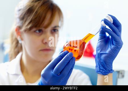Techniker erhalten Lösungen in Flaschen, Laborqualitätskontrolle, Pharmazeutische Anlage, Forschungszentrum, Pharmazie, Region Gesundheit, Tecnalia Forschung & Innovation, Araba Technology Park, Miñano, Baskenland, Spanien. Stockfoto