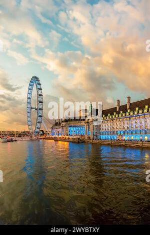 London, England; 5. April 2024 - Blick auf das London Eye von der Westminster Bridge, London, England. Stockfoto