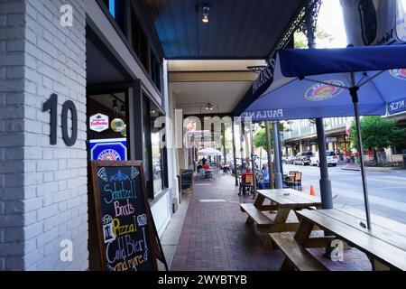 Gemütliches Essen im Freien am Palafox Place, einladendes Ambiente in Pensacola, FL, am 8. November 2023. Stockfoto