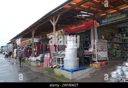 Hamburg, Deutschland. April 2024. Afrikanische, asiatische und arabische Import- und Exportgeschäfte sind in der Billstraße zu sehen. Quelle: Marcus Brandt/dpa/Alamy Live News Stockfoto