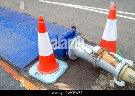 Chalfont St Peter, Großbritannien. April 2024. Ein Teil des Dorfes Chalfont St Peter bleibt für Fahrzeuge gesperrt, da Thames Water und ihre Auftragnehmer weiterhin Grundwasser und Abwasser aus Schächten im Dorf Chalfont St Peter in Buckinghamshire pumpen. Dem Vernehmen nach gibt es dort seit dem 2. Januar 2024 Wasser auf der Themse. Sieben Tanker standen heute an, um Abwasser zu entfernen. Das Wasser der Themse pumpte manchmal überschüssiges Abwasser direkt in den Fluss Misbourne, einen wertvollen Kreidefluss. Heute ist die Muttergesellschaft von Thames Water Berichten zufolge mit Schulden von in Verzug geraten Stockfoto