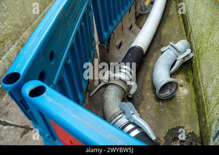 Chalfont St Peter, Großbritannien. April 2024. Ein Teil des Dorfes Chalfont St Peter bleibt für Fahrzeuge gesperrt, da Thames Water und ihre Auftragnehmer weiterhin Grundwasser und Abwasser aus Schächten im Dorf Chalfont St Peter in Buckinghamshire pumpen. Dem Vernehmen nach gibt es dort seit dem 2. Januar 2024 Wasser auf der Themse. Sieben Tanker standen heute an, um Abwasser zu entfernen. Das Wasser der Themse pumpte manchmal überschüssiges Abwasser direkt in den Fluss Misbourne, einen wertvollen Kreidefluss. Heute ist die Muttergesellschaft von Thames Water Berichten zufolge mit Schulden von in Verzug geraten Stockfoto