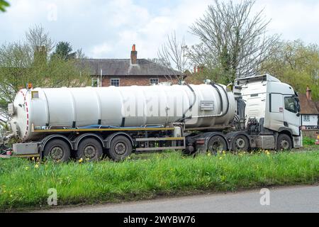 Chalfont St Peter, Großbritannien. April 2024. Ein Teil des Dorfes Chalfont St Peter bleibt für Fahrzeuge gesperrt, da Thames Water und ihre Auftragnehmer weiterhin Grundwasser und Abwasser aus Schächten im Dorf Chalfont St Peter in Buckinghamshire pumpen. Dem Vernehmen nach gibt es dort seit dem 2. Januar 2024 Wasser auf der Themse. Sieben Tanker standen heute an, um Abwasser zu entfernen. Das Wasser der Themse pumpte manchmal überschüssiges Abwasser direkt in den Fluss Misbourne, einen wertvollen Kreidefluss. Heute ist die Muttergesellschaft von Thames Water Berichten zufolge mit Schulden von in Verzug geraten Stockfoto