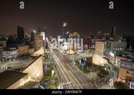 Mit Blick auf eine geschäftige Kreuzung des Formosa Boulevard fängt die lange Exposition das pulsierende Leben und den Verkehr einer modernen Stadt bei Nacht ein Stockfoto