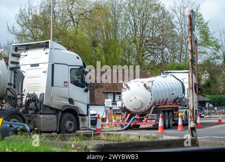 Chalfont St Peter, Großbritannien. April 2024. Ein Teil des Dorfes Chalfont St Peter bleibt für Fahrzeuge gesperrt, da Thames Water und ihre Auftragnehmer weiterhin Grundwasser und Abwasser aus Schächten im Dorf Chalfont St Peter in Buckinghamshire pumpen. Dem Vernehmen nach gibt es dort seit dem 2. Januar 2024 Wasser auf der Themse. Sieben Tanker standen heute an, um Abwasser zu entfernen. Das Wasser der Themse pumpte manchmal überschüssiges Abwasser direkt in den Fluss Misbourne, einen wertvollen Kreidefluss. Heute ist die Muttergesellschaft von Thames Water Berichten zufolge mit Schulden von in Verzug geraten Stockfoto