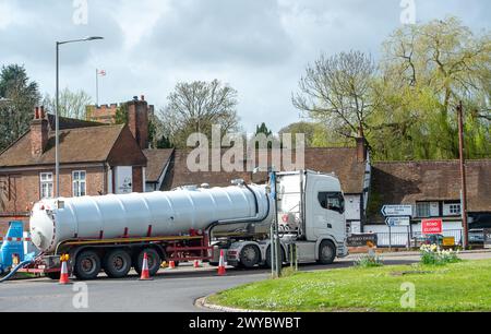 Chalfont St Peter, Großbritannien. April 2024. Ein Teil des Dorfes Chalfont St Peter bleibt für Fahrzeuge gesperrt, da Thames Water und ihre Auftragnehmer weiterhin Grundwasser und Abwasser aus Schächten im Dorf Chalfont St Peter in Buckinghamshire pumpen. Dem Vernehmen nach gibt es dort seit dem 2. Januar 2024 Wasser auf der Themse. Sieben Tanker standen heute an, um Abwasser zu entfernen. Das Wasser der Themse pumpte manchmal überschüssiges Abwasser direkt in den Fluss Misbourne, einen wertvollen Kreidefluss. Heute ist die Muttergesellschaft von Thames Water Berichten zufolge mit Schulden von in Verzug geraten Stockfoto