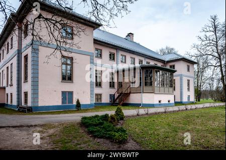 Die ehemalige Jagdresidenz des Freiherrn Hahn wurde in der zweiten Hälfte des 18. Jahrhunderts erbaut. Gebäudefassade von der Parkseite. Lettland. Stockfoto