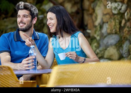 Ein Paar auf einer Terrasse hat Kaffee getrunken, Plage du Port Vieux, Biarritz, Pyrenäen Atlantiques, Frankreich, Europa. Stockfoto