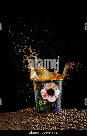 Kaffee in einer Papiertasse mit einem Spritzer. Hochwertige Fotos Stockfoto