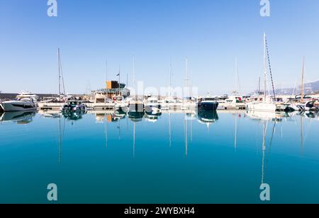 Ventimiglia, Italien - August 2022: Der Hafen von Cala del Forte, brandneues, hochmodernes Yachthafen-Hotel von Monte Carlo Stockfoto