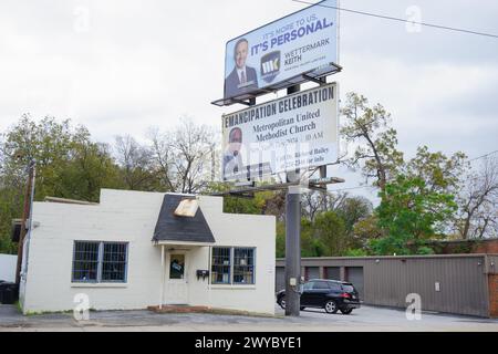 In den Straßen von Montgomery wird der malerische Hamburger King in der 547 S Decatur St von hoch aufragenden Werbetafeln eingerahmt, die den lokalen Geschmack einfangen Stockfoto