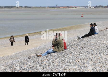 Le Hourdel, Frankreich. April 2024. © PHOTOPQR/LE COURRIER PICARD/Fred HASLIN ; Le Hourdel ; 05/04/2024 ; 05/04/24 Debüt de la Saison estivale sur la cote picarde Le Hourdel Foto Fred Haslin Frankreich, april 2024 Beginn der touristischen Saison an der Küste, in Picardy Credit: MAXPPP/Alamy Live News Stockfoto