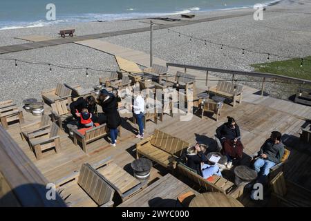 Cayeux Sur Mer, Frankreich. April 2024. © PHOTOPQR/LE COURRIER PICARD/Fred HASLIN ; Cayeux sur Mer ; 05/04/2024 ; 05/04/24 Debüt de la Saison estivale sur la cote picarde Cayeux sur Mer le Bar de plage au Mouton Phare Foto Fred Haslin Frankreich, april 2024 Beginn der touristischen Saison an der Küste, in der Picardie Credit: MAXPPP/Alamy Live News Stockfoto