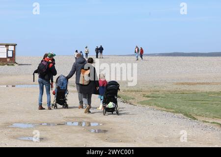 Le Hourdel, Frankreich. April 2024. © PHOTOPQR/LE COURRIER PICARD/Fred HASLIN ; Le Hourdel ; 05/04/2024 ; 05/04/24 Debüt de la Saison estivale sur la cote picarde Le Hourdel Foto Fred Haslin Frankreich, april 2024 Beginn der touristischen Saison an der Küste, in Picardy Credit: MAXPPP/Alamy Live News Stockfoto