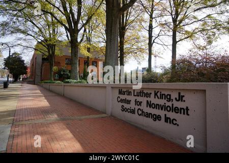 Martin Luther King Jr. Das Zentrum befindet sich im National Historical Park in Atlanta, der am 23. November 2023 inmitten farbenfroher Herbstbäume aufgenommen wurde. Stockfoto