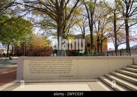 MLK Jr. Im Zentrum steht das Zitat von Coretta Scott King in Herbstfarben im MLK National Historical Park, aufgenommen am 23. November 2023. Stockfoto