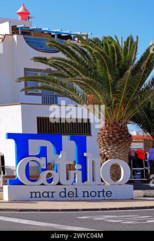 El Cotillo, Stadtschild mar del norte im Stadtzentrum mit Palmen und blauem Himmel, Fuerteventura. Vom Februar 2024 Stockfoto