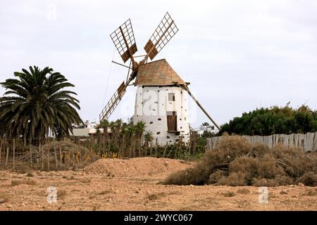 Stillgelegte malerische, weiß getünchte Windmühle in El Roque, in der Nähe von El Cotillo, Fuerteventura. Vom Februar 2024 Stockfoto
