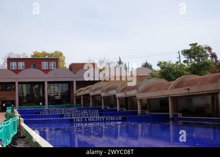Reflektierender Pool mit MLK's Zitat beim MLK Jr. National Historical Park, Thanksgiving 2023. Stockfoto