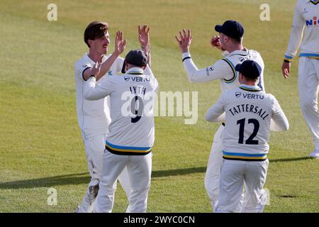 George Hill in Yorkshire feiert, nachdem er am ersten Tag des Vitality County Championship-Matches in Headingley, Leeds, den Wicket von Louis Kimber in Leicestershire erobert hat. Bilddatum: Freitag, 5. April 2024. Stockfoto