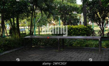 Sitzplätze zum Entspannen im Garten von Singha Malang, der sich im Fitnessbereich befindet Stockfoto