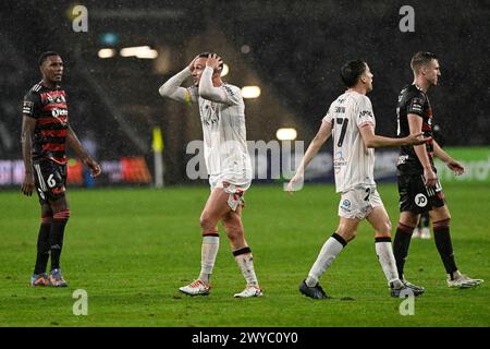 April 2024; CommBank Stadium, Sydney, NSW, Australien: A-League Football, die Western Sydney Wanderers gegen Brisbane Roar; Tom Aldred&#xa0;von Brisbane Roar kann nicht glauben, dass ein Elfmeter für seinen Handball vergeben wird Stockfoto