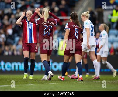 Oslo, Norwegen. April 2024. Oslo, Norwegen, 5. April 2024: Players of Norway feiert nach einem Treffer während des UEFA Women's European Qualifier Fußballspiels zwischen Norwegen und Finnland im Ullevaal Stadium in Oslo, Norwegen (Ane Frosaker/SPP) Credit: SPP Sport Press Photo. /Alamy Live News Stockfoto