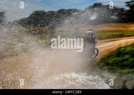 Badajoz, Espagne. April 2024. Atmosphere Moto Watersplash während der dritten Phase des BP Ultimate Rally-RAID 2024 Portugal am 5. April 2024 zwischen Grandola, Portugal und Badajoz, Spanien - Foto Paulo Maria/DPPI Credit: DPPI Media/Alamy Live News Stockfoto