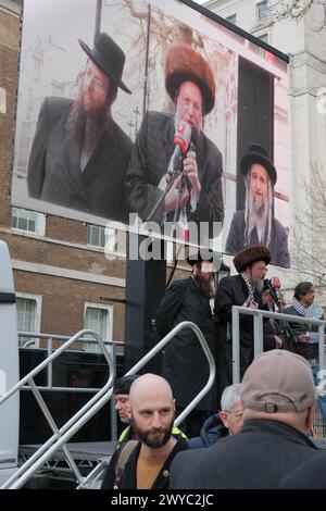 London, Großbritannien. April 2024. Jüdische Rabbiner sprechen bei der Al-Quds Day-Kundgebung, die von der Islamischen Menschenrechtskommission organisiert wird. Bei der Veranstaltung, die zur Verurteilung des anhaltenden Konflikts im Nahen Osten aufruft, treffen sich die Teilnehmer im Innenministerium und marschieren in Richtung Downing Street. Quelle: Joao Daniel Pereira/Alamy Live News Stockfoto