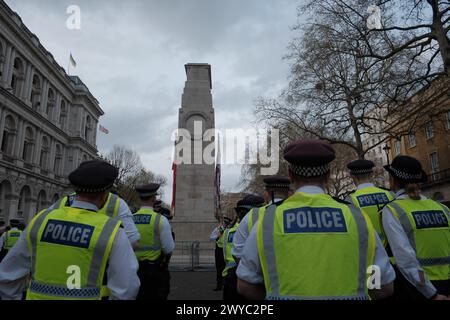 London, Großbritannien. April 2024. Starke Polizeipräsenz bei der von der Islamischen Menschenrechtskommission organisierten Al-Quds-Day-Kundgebung. Bei der Veranstaltung, die zur Verurteilung des anhaltenden Konflikts im Nahen Osten aufruft, treffen sich die Teilnehmer im Innenministerium und marschieren in Richtung Downing Street. Quelle: Joao Daniel Pereira/Alamy Live News Stockfoto