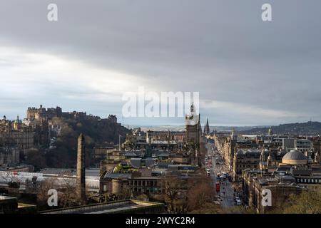 Malerischer Blick auf die Landschaft von Edinburgh vom Calton Hill. Blick auf die Princes Street in Richtung West End. Edinburgh Castle befindet sich auf der linken Seite Stockfoto