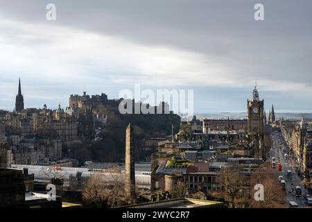 Malerischer Blick auf die Landschaft von Edinburgh vom Calton Hill. Blick auf die Princes Street in Richtung West End. Edinburgh Castle befindet sich auf der linken Seite Stockfoto