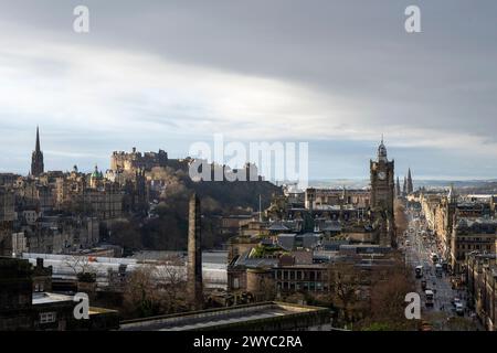 Malerischer Blick auf die Landschaft von Edinburgh vom Calton Hill. Blick auf die Princes Street in Richtung West End. Edinburgh Castle befindet sich auf der linken Seite Stockfoto