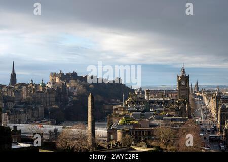 Malerischer Blick auf die Landschaft von Edinburgh vom Calton Hill. Blick auf die Princes Street in Richtung West End. Edinburgh Castle befindet sich auf der linken Seite Stockfoto