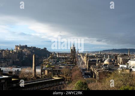 Malerischer Blick auf die Landschaft von Edinburgh vom Calton Hill. Blick auf die Princes Street in Richtung West End. Edinburgh Castle befindet sich auf der linken Seite Stockfoto