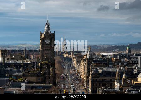 Malerischer Blick auf die Landschaft von Edinburgh vom Calton Hill. Blick auf die Princes Street in Richtung West End. Edinburgh Castle befindet sich auf der linken Seite Stockfoto