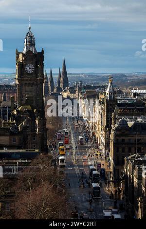 Malerischer Blick auf die Landschaft von Edinburgh vom Calton Hill. Blick auf die Princes Street in Richtung West End. Edinburgh Castle befindet sich auf der linken Seite Stockfoto