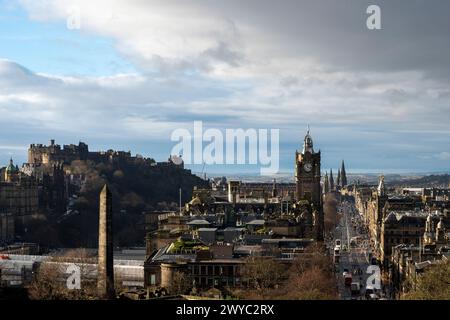 Malerischer Blick auf die Landschaft von Edinburgh vom Calton Hill. Blick auf die Princes Street in Richtung West End. Edinburgh Castle befindet sich auf der linken Seite Stockfoto