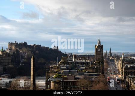 Malerischer Blick auf die Landschaft von Edinburgh vom Calton Hill. Blick auf die Princes Street in Richtung West End. Edinburgh Castle befindet sich auf der linken Seite Stockfoto