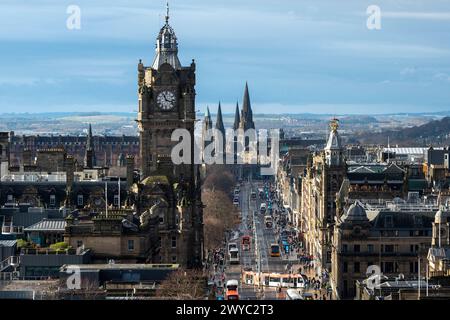 Malerischer Blick auf die Landschaft von Edinburgh vom Calton Hill. Blick auf die Princes Street in Richtung West End. Stockfoto