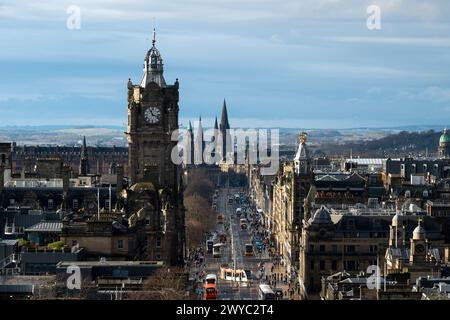 Malerischer Blick auf die Landschaft von Edinburgh vom Calton Hill. Blick auf die Princes Street in Richtung West End. Stockfoto